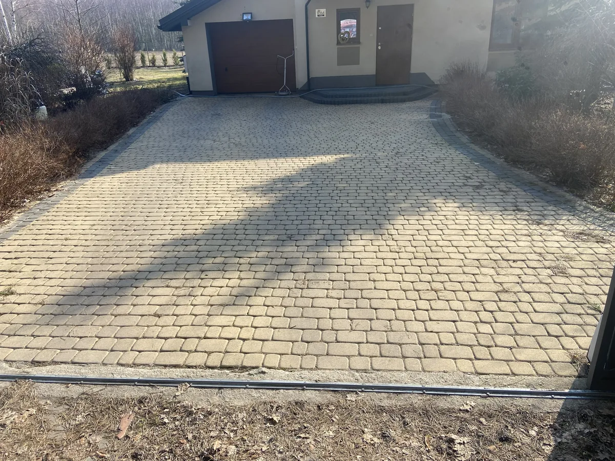 Mycie kostki brukowej Lublin – podjazd w trakcie czyszczenia